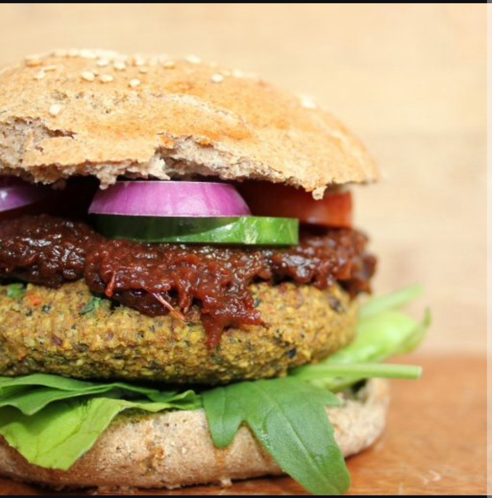 Vegetarijanski burger sa povrćem i salatom
